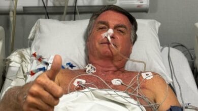 Bolsonaro é internado por complicações intestinais e publica foto em hospital