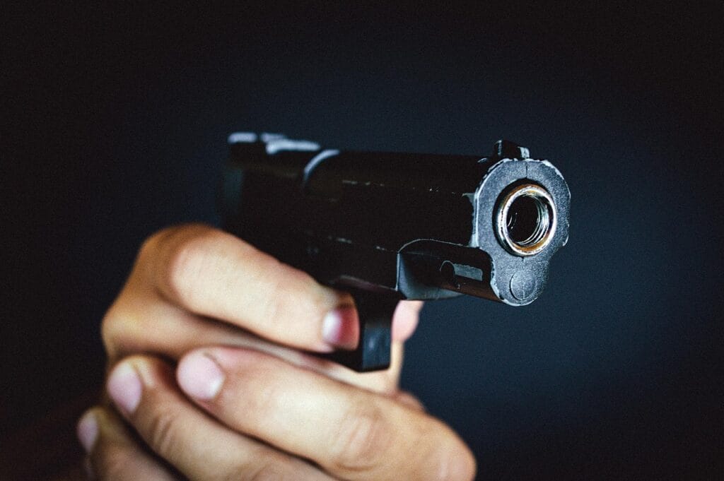 Câmara aprova porte de arma para oficiais de justiça e agentes socioeducativos
