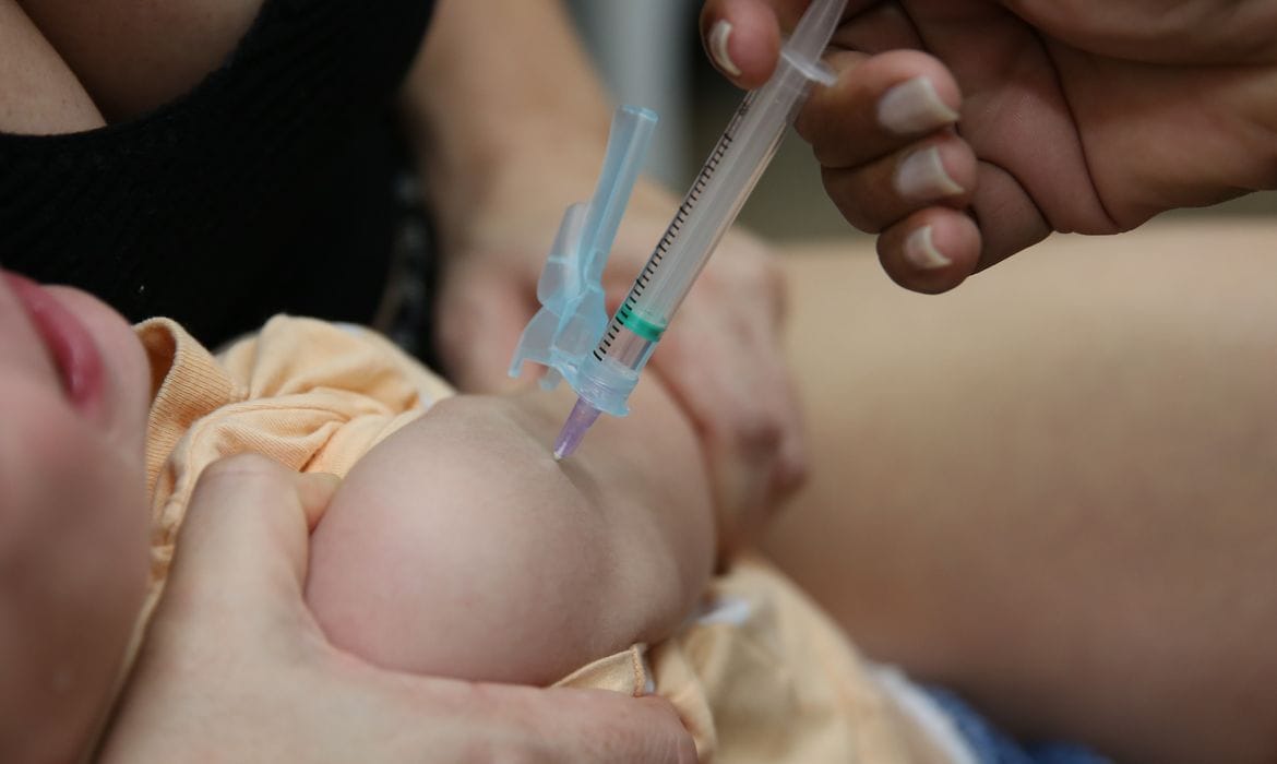 Campanha nacional de vacinação contra a gripe tem início nesta segunda-feira (7)