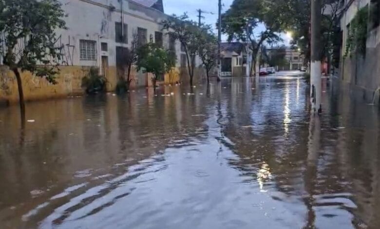 Chuva forte alaga ruas e coloca São Paulo em estado de atenção; frente fria avança no fim de semana