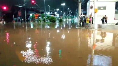 Chuva forte causa alagamentos, paralisa trens e deixa mais de 50 mil imóveis sem luz na Grande São Paulo