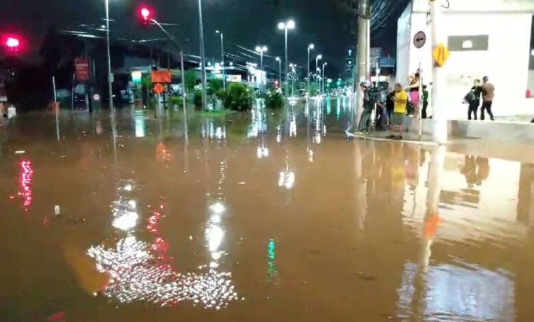 Chuva forte causa alagamentos, paralisa trens e deixa mais de 50 mil imóveis sem luz na Grande São Paulo