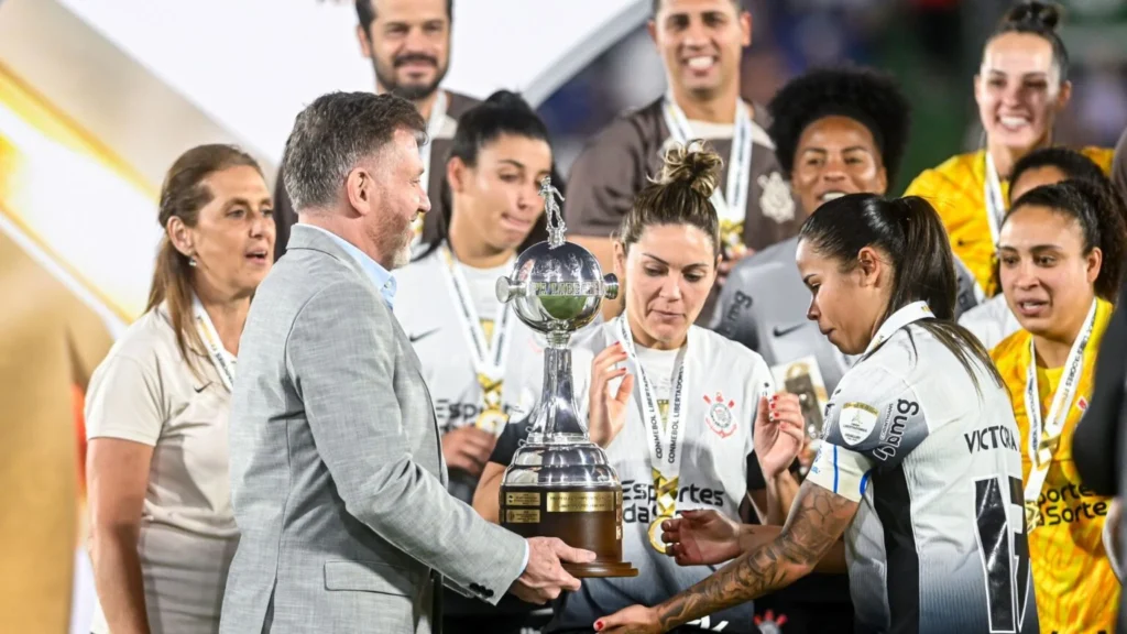 Corinthians atrasa pagamento de premiação às jogadoras campeãs da Libertadores 2024