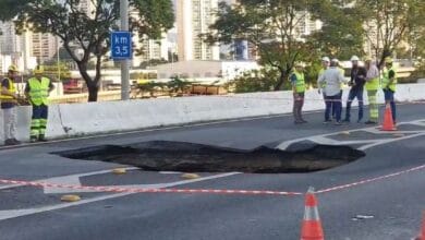 Cratera interdita pista da Marginal Tietê após asfalto ceder em São Paulo