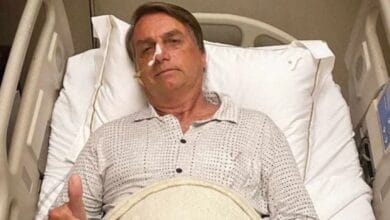Jair Bolsonaro passa por cirurgia de 12 horas para reconstrução abdominal