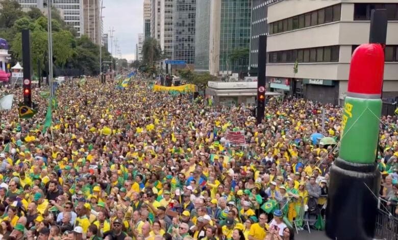 Manifestação na Paulista reúne multidão em ato por anistia