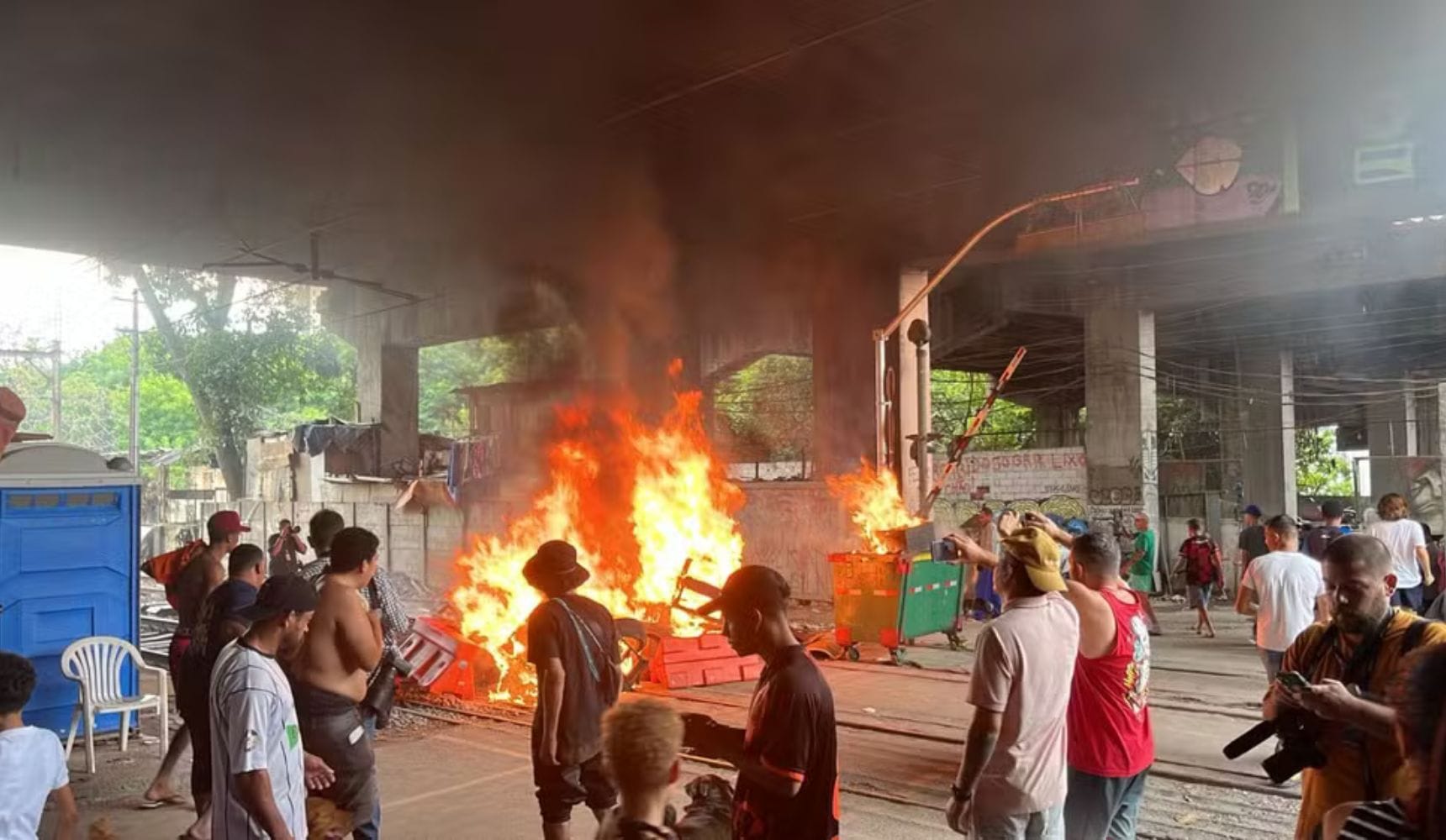 Moradores da Favela do Moinho protestam contra ação da PM e bloqueiam trilhos da CPTM