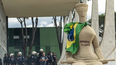 Mulher que pichou estátua da Justiça é condenada a 14 anos de prisão