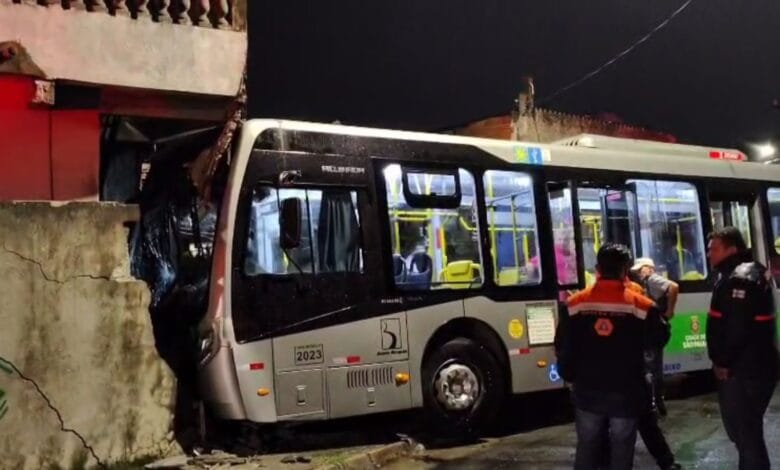 Ônibus desgovernado invade duas casas na Zona Norte de São Paulo