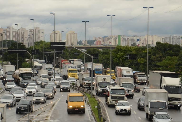 Pista central da Marginal Tietê é reaberta após reparo de cratera pela Sabesp