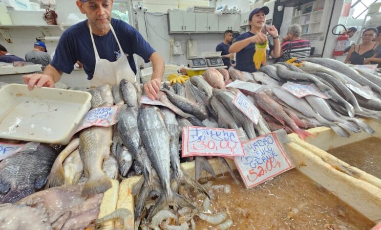 Preços de peixes e frutos do mar disparam na Semana Santa de 2025