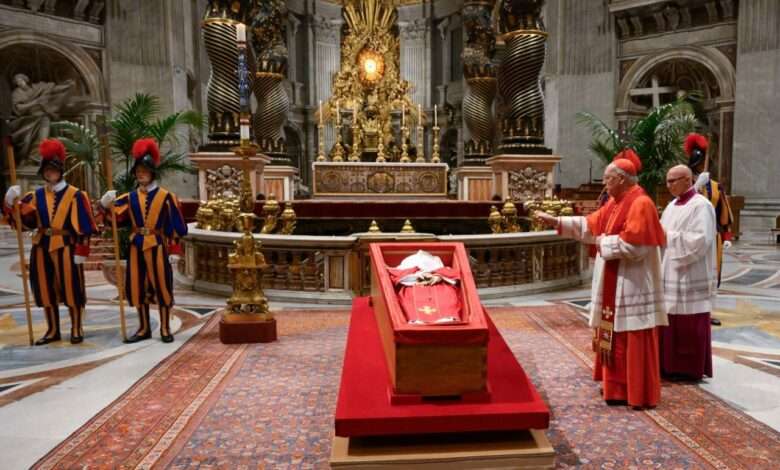 Velório de Papa Francisco chega ao fim com 250 mil visitantes no Vaticano