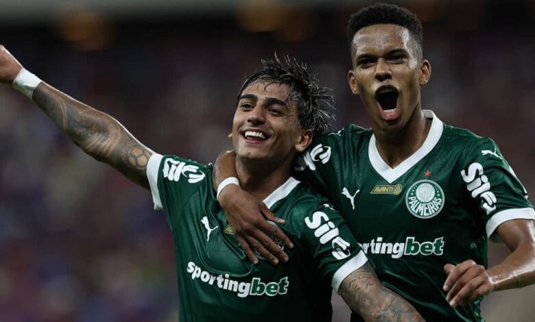 Com gols de Estêvão e Vitor Roque, Verdão mantém 100% de aproveitamento e lidera Grupo G com folga