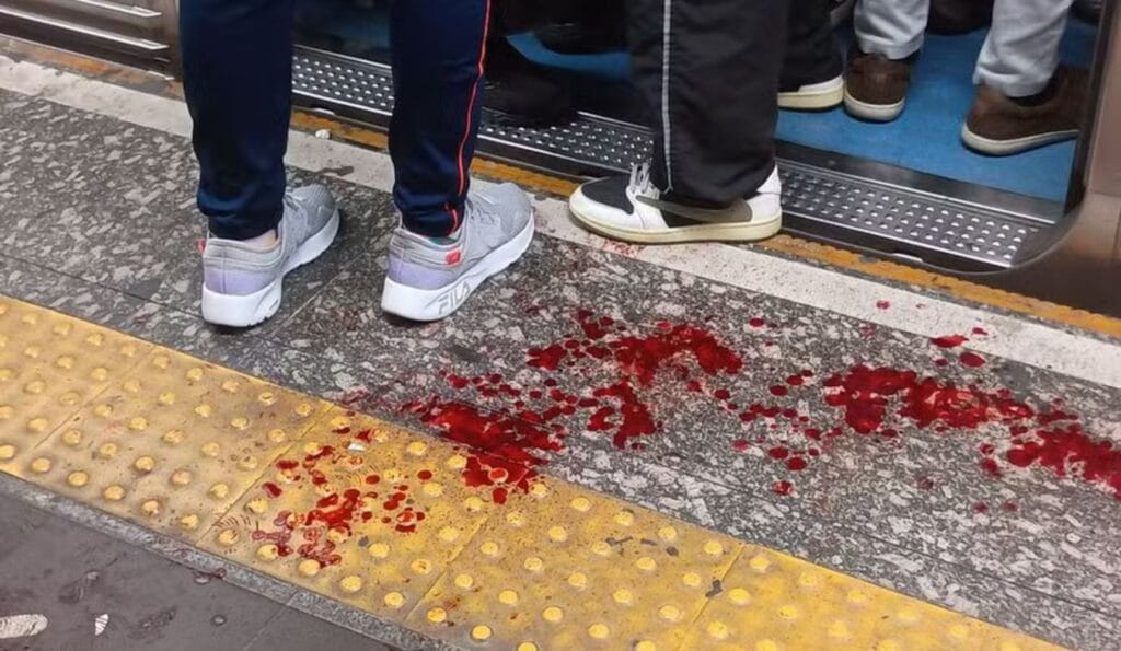 Homem fere a mão ao ultrapassar faixa amarela na estação Sé do Metrô