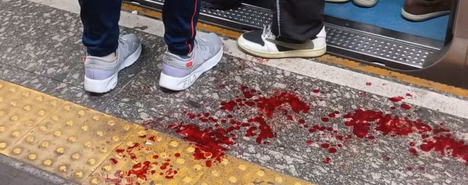 Homem fere a mão ao ultrapassar faixa amarela na estação Sé do Metrô