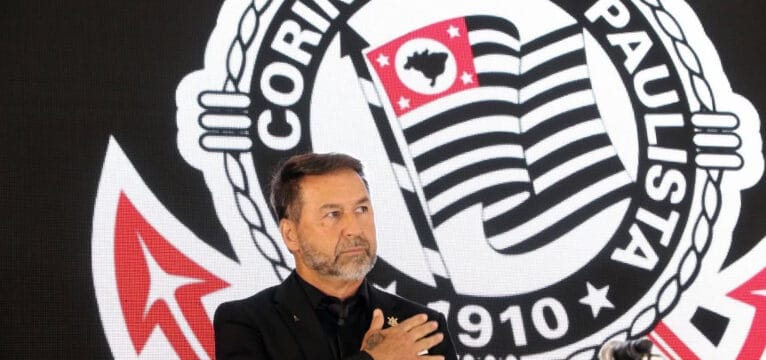 Conselho do Corinthians aprova impeachment de Augusto Melo e afasta presidente do cargo