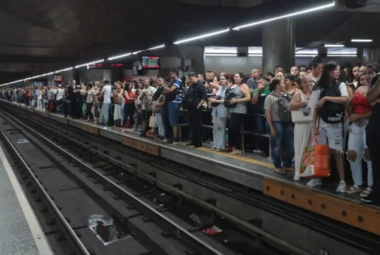 Falha técnica no Metrô causa lentidão e lota estações nas Linhas Azul, Verde e Vermelha em SP