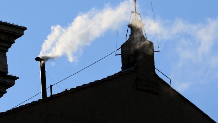 Fumaça branca aparece: cardeais chegam a consenso sobre sucessor de Francisco