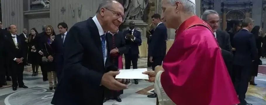 Alckmin entrega convite da COP30 ao papa Leão XIV durante missa inaugural no Vaticano