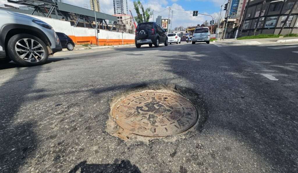 Boca de lobo desnivelada causa acidentes e prejuízos na Freguesia do Ó, Zona Norte de SP