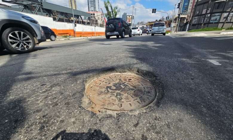 Boca de lobo desnivelada causa acidentes e prejuízos na Freguesia do Ó, Zona Norte de SP