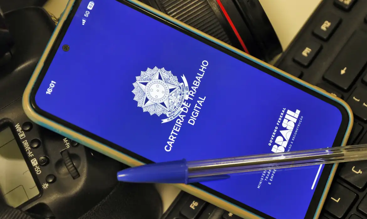 Brasil registra 257 mil novos empregos formais em abril, melhor resultado para o mês desde 2020