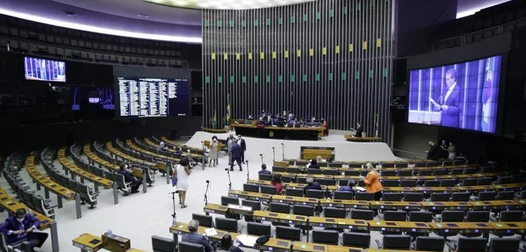 Câmara aprova reajuste salarial e reestruturação de carreiras no Executivo federal