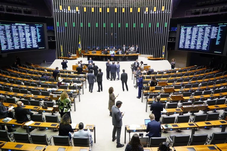Câmara aprova urgência para projeto que proíbe descontos automáticos em benefícios do INSS