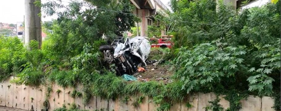 Caminhão betoneira cai de viaduto após colisão e deixa quatro feridos na Zona Leste de SP