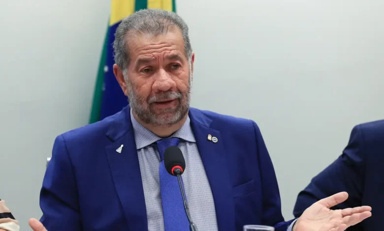 Carlos Lupi pede demissão do Ministério da Previdência após escândalo no INSS