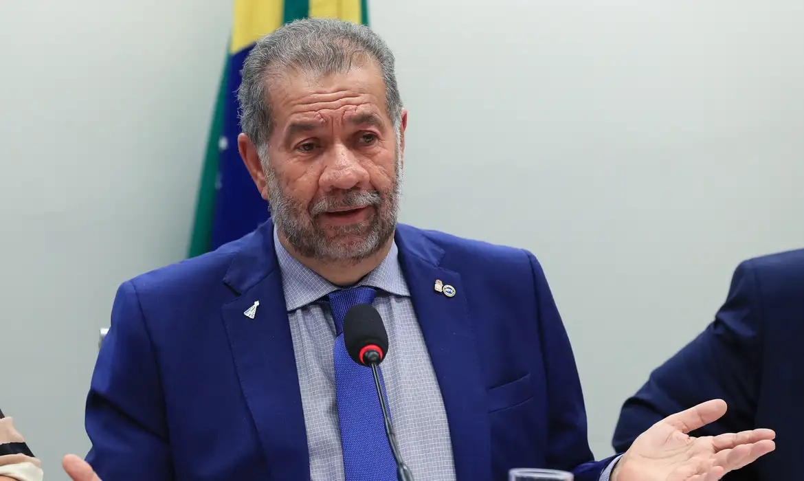 Carlos Lupi pede demissão do Ministério da Previdência após escândalo no INSS