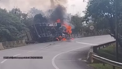 Carreta tomba, pega fogo e deixa motorista morto na Rodovia Anchieta