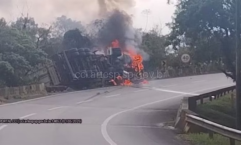 Carreta tomba, pega fogo e deixa motorista morto na Rodovia Anchieta
