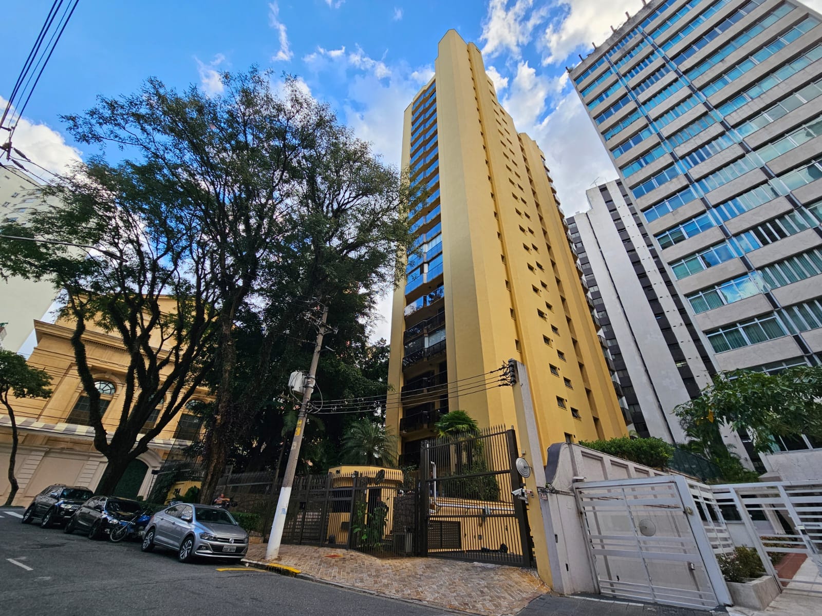 Criminosos invadem prédio em Higienópolis com carro clonado e fazem moradores reféns