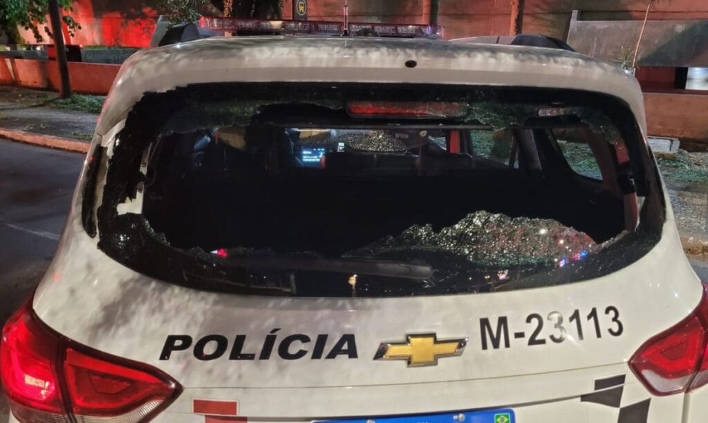 Criminosos trocam tiros com PMs em Pinheiros e dois são presos após perseguição