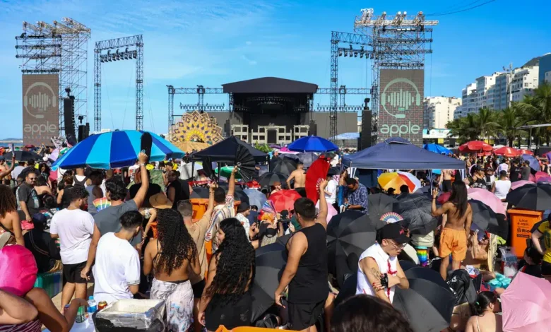 Fãs de Lady Gaga acampam nas areias de Copacabana para garantir lugar no megashow gratuito