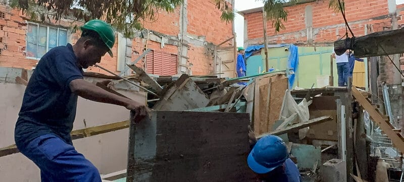 Governo de SP retoma demolição de moradias desocupadas na Favela do Moinho