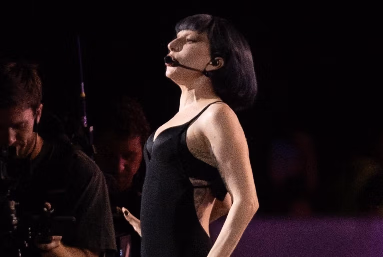 Lady Gaga faz ensaio em Copacabana e emociona fãs antes de show gratuito