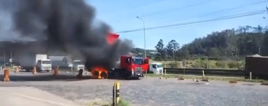 Motorista morre eletrocutado após caminhão atingir rede elétrica em Itapecerica da Serra