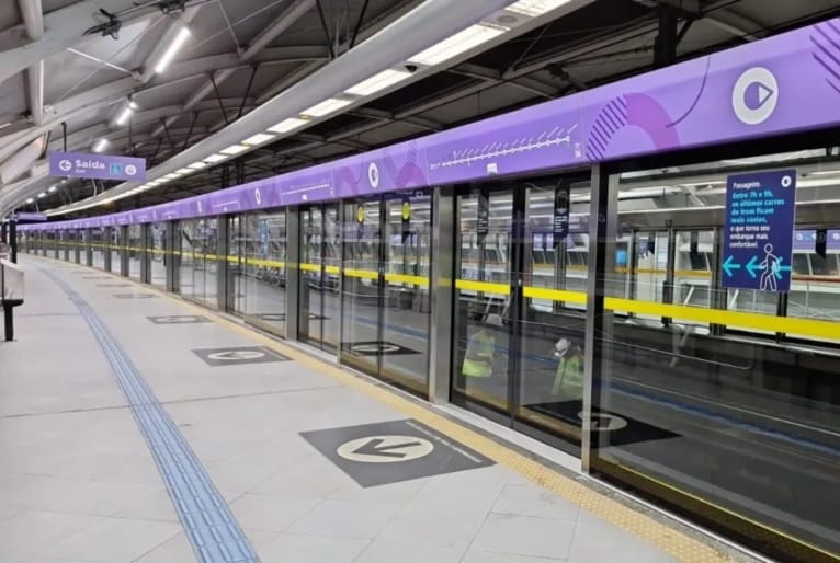 Mulher com bebê de colo fica presa em porta de trem na Linha 5-Lilás do Metrô