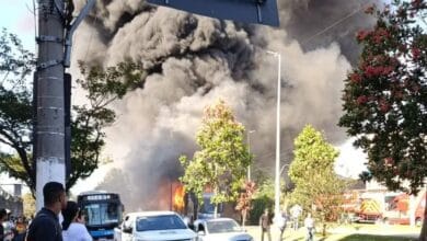 Ônibus articulado pega fogo próximo ao Terminal Jabaquara na zona sul de SP