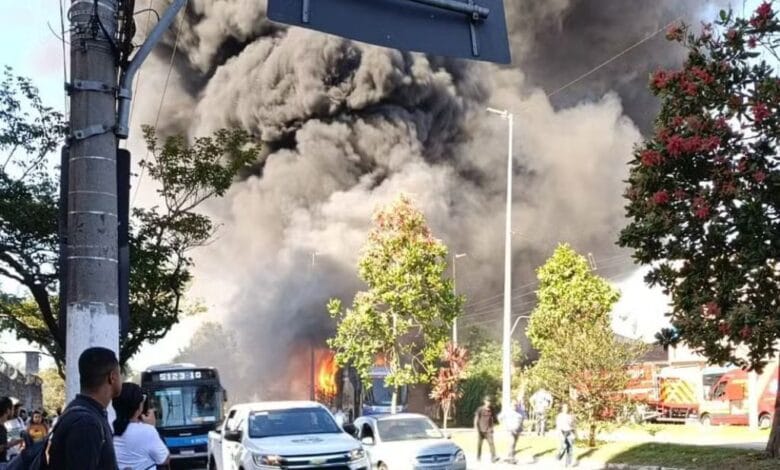 Ônibus articulado pega fogo próximo ao Terminal Jabaquara na zona sul de SP