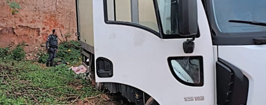 PM intercepta caminhão com R$ 75 mil em carne roubada na zona sul da capital