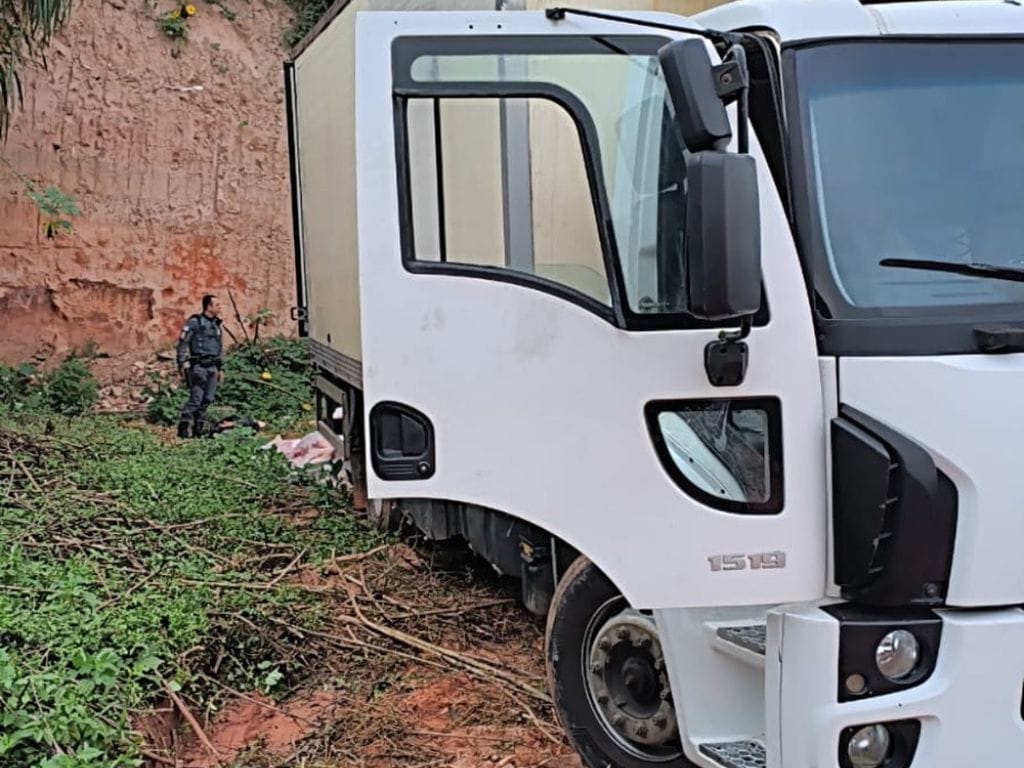 PM intercepta caminhão com R$ 75 mil em carne roubada na zona sul da capital