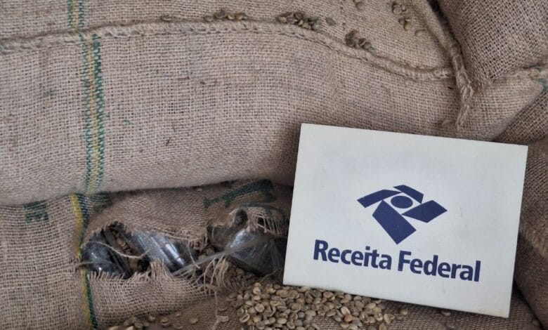 Receita Federal apreende 832 kg de cocaína escondidos em carga de café no Porto de Santos