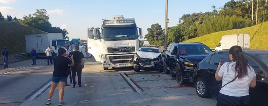 Rodoanel tem engavetamento com 14 veículos e uma vítima em São Paulo
