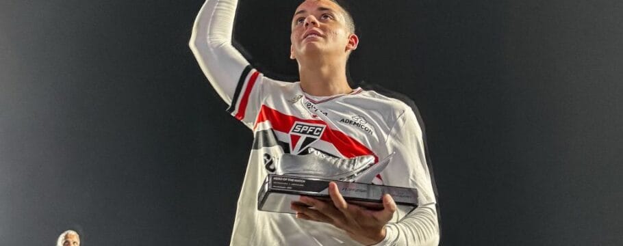 São Paulo empata com um a menos e garante vaga nas oitavas da Libertadores