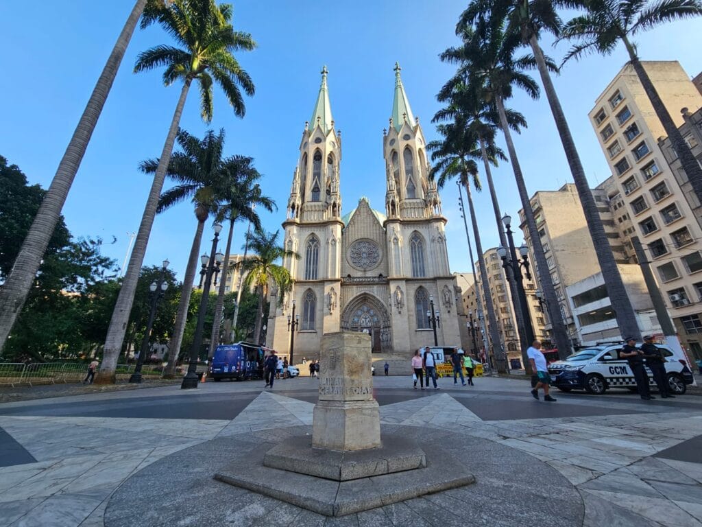 Segurança reforçada transforma a Praça da Sé em ponto turístico novamente