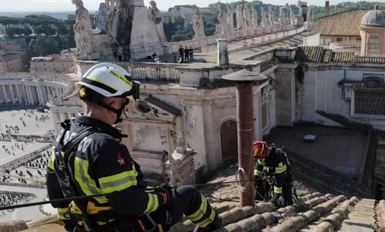 Vaticano instala chaminé na Capela Sistina para anunciar novo papa