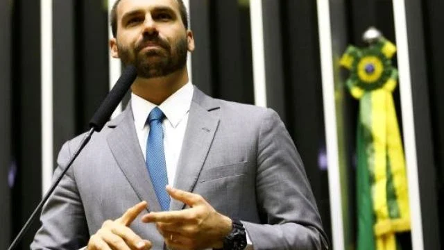Lindbergh acusa Eduardo Bolsonaro de "depredação simbólica" do STF nos EUA e pede bloqueio de bens de Jair Bolsonaro